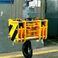 Hook block with electric drive to turn the hook 20 000 kg